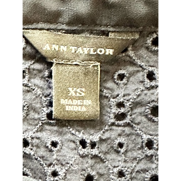 Ann Taylor Navy Sleeveless Button Down Top Eyelet Sz. XS - Picture 4 of 4